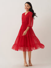 Robe en mousseline de soie rouge vin à col en V et à pois suisses